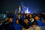 Bobotoh mengangkat replika piala di Jembatan Layang Mochtar Kusumaatmadja di Bandung, Jawa Barat, Senin (5/5/2025). Ribuan bobotoh merayakan Persib juara untuk kedua kalinya setelah Persebaya ditahan imbang oleh Persik Kediri dengan skor 3-3 sehingga poin Persib Bandung tidak dapat dikejar oleh Persebaya hingga akhir ajang BRI Liga 1 musim 2024-2025. ANTARA FOTO/Raisan Al Farisi/agr

