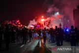 Bobotoh menyalakan suar di Jembatan Layang Mochtar Kusumaatmadja di Bandung, Jawa Barat, Senin (5/5/2025). Ribuan bobotoh merayakan Persib juara untuk kedua kalinya setelah Persebaya ditahan imbang oleh Persik Kediri dengan skor 3-3 sehingga poin Persib Bandung tidak dapat dikejar oleh Persebaya hingga akhir ajang BRI Liga 1 musim 2024-2025. ANTARA FOTO/Raisan Al Farisi/agr

