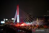 Bobotoh menyalakan suar di Jembatan Layang Mochtar Kusumaatmadja di Bandung, Jawa Barat, Senin (5/5/2025). Ribuan bobotoh merayakan Persib juara untuk kedua kalinya setelah Persebaya ditahan imbang oleh Persik Kediri dengan skor 3-3 sehingga poin Persib Bandung tidak dapat dikejar oleh Persebaya hingga akhir ajang BRI Liga 1 musim 2024-2025. ANTARA FOTO/Raisan Al Farisi/agr
