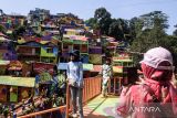 Warga berfoto di kawasan Lembur Katumbiri usai diresmikan di Bandung, Jawa Barat, Selasa (6/5/2025). Pemerintah Kota Bandung meresmikan Kawasan yang dulu bernama Kampung Pelangi 200 menjadi Lembur Katumbiri dengan memberi warna sebanyak 347 rumah sebagai kawasan wisata yang rapi, inklusif, dan bernilai edukatif berbasis kearifan lokal dan kemasyarakatan. ANTARA FOTO/Novrian Arbi ANTARA FOTO/Novrian Arbi/agr

