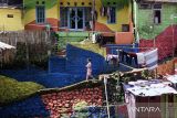 Warga berjalan di kawasan Lembur Katumbiri usai diresmikan di Bandung, Jawa Barat, Selasa (6/5/2025). Pemerintah Kota Bandung meresmikan Kawasan yang dulu bernama Kampung Pelangi 200 menjadi Lembur Katumbiri dengan memberi warna sebanyak 347 rumah sebagai kawasan wisata yang rapi, inklusif, dan bernilai edukatif berbasis kearifan lokal dan kemasyarakatan. ANTARA FOTO/Novrian Arbi ANTARA FOTO/Novrian Arbi/agr
