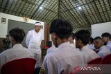Gubernur Jawa Barat Dedi Mulyadi berbincang dengan sejumlah siswa saat meninjau program pendidikan karakter dan kedisiplinan di Dodik Bela Negara Rindam III Siliwangi, Lembang, Kabupaten Bandung Barat, Jawa Barat, Senin (5/5/2025). Ratusan siswa SMA/SMK dari berbagai kota dan kabupaten di Jawa Barat yang memiliki perilaku khusus seperti terlibat tawuran, terafiliasi geng motor, kecanduan permainan daring (game online), mabuk dan perilaku tidak terpuji lainnya menjalani program pendidikan karakter dan kedisiplinan selama 14 hari. ANTARA FOTO/Abdan Syakura/agr