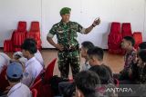 Anggota TNI merazia barang bawaan siswa sebelum memasuki barak militer saat program pendidikan karakter dan kedisiplinan di Dodik Bela Negara Rindam III Siliwangi, Lembang, Kabupaten Bandung Barat, Jawa Barat, Senin (5/5/2025). Ratusan siswa SMA/SMK dari berbagai kota dan kabupaten di Jawa Barat yang memiliki perilaku khusus seperti terlibat tawuran, terafiliasi geng motor, kecanduan permainan daring (game online), mabuk dan perilaku tidak terpuji lainnya menjalani program pendidikan karakter dan kedisiplinan selama 14 hari. ANTARA FOTO/Abdan Syakura/agr