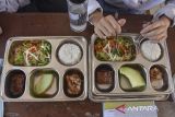 Siswa menyantap Makan Bergizi Gratis (MBG) di SMA Negeri 1 Pangandaran, Jawa Barat, Selasa (6/5/2025). Kementerian Keuangan (Kemenkeu) mencatat realisasi belanja program MBG mencapai Rp2,3 triliun per 29 April 2025 dengan jumlah penerima telah mencapai 3,26 juta orang yang dilayani oleh 1.100 Satuan Pelayanan Pemenuhan Gizi (SPPG). ANTARA FOTO/Adeng Bustomi/agr
