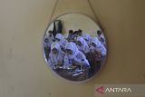 Siswa menyantap Makan Bergizi Gratis (MBG) di SMA Negeri 1 Pangandaran, Jawa Barat, Selasa (6/5/2025). Kementerian Keuangan (Kemenkeu) mencatat realisasi belanja program MBG mencapai Rp2,3 triliun per 29 April 2025 dengan jumlah penerima telah mencapai 3,26 juta orang yang dilayani oleh 1.100 Satuan Pelayanan Pemenuhan Gizi (SPPG). ANTARA FOTO/Adeng Bustomi/agr
