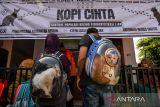 Warga antre untuk melakukan sterilisasi pada kucing peliharaannya di Kantor Kelurahan Kebonlega, Bandung, Jawa Barat, Selasa (6/5/2025). Pemerintah Kota Bandung melalui Dinas Ketahanan Pangan dan Pertanian (DKPP) menggelar sterilisasi bagi kucing peliharaan dan kucing liar dengan kuota 60 kucing sebagai upaya mengontrol populasi kucing liar di Kota Bandung. ANTARA FOTO/Raisan Al Farisi/agr