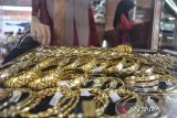 Pekerja menata perhiasan emas di Toko emas Nanjung 2, Pasar Manis, Kabupaten Ciamis, Jawa Barat, Senin (5/5/2025). Menurut pedagang emas, sejak sepekan terakhir transaksi jual beli dan penukaran perhiasan emas meningkat sekitar 15-20 transaksi atau senilai Rp30 juta per hari. ANTARA FOTO/Adeng Bustomi/agr