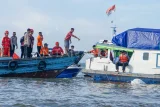 Sejumlah personel Basarnas gabungan dibantu warga mengevakuasi penumpang dari Kapal Motor Penumpang (KMP) Muchlisa yang tenggelam di Perairan Penajam Paser Utara, Kalimantan Timur, Senin (5/5/2025). Menurut petugas Basarnas, KMP Muchlisa yang berlayar dari Balikpapan menuju Penajam Paser Utara tenggelam diduga karena mengalami kerusakan mesin. Antara Kaltim/Aditya Nugroho/mrh
