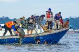 Sejumlah personel Basarnas gabungan dibantu warga mengevakuasi penumpang dari Kapal Motor Penumpang (KMP) Muchlisa yang tenggelam di Perairan Penajam Paser Utara, Kalimantan Timur, Senin (5/5/2025). Menurut petugas Basarnas, KMP Muchlisa yang berlayar dari Balikpapan menuju Penajam Paser Utara tenggelam diduga karena mengalami kerusakan mesin. Antara Kaltim/Aditya Nugroho/mrh
