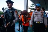 Polisi menggiring tersangka saat rilis kasus narkotika di Polres Bandara Soekarno-Hatta, Kota Tangerang, Banten, Senin (5/5/2025). Polres Bandara Soekarno-Hatta dan Bea Cukai Bandara Soekarno-Hatta mengungkap kasus peredaran narkotika rokok elektrik mengandung obat keras berupa zat etomidate asal Malaysia dan Thailand hasil operasi dari empat kasus dengan barang bukti 881 catridge pod berisi liquid yang diduga mengandung etomidate serta mengamankan tujuh tersangka yang salah satunya aktor Jonathan Frizzy. ANTARA FOTO/Putra M. Akbar/foc.