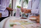 Petugas menghitung pecahan uang Riyal Saudi di stan layanan penukaran uang milik Bank Jatim di Pendopo Aryawiraraja, Lumajang, Jawa Timur, Rabu (7/5/2025). Menurut petugas, permintaan penukaran uang Riyal Saudi mengalami peningkatan 75 persen semenjak satu bulan terakhir menjelang pemberangkatan jemaah haji. Antara Jatim/Irfan Sumanjaya/um
