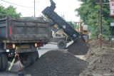 Sopir dump truk menumpahkan material sirtu ke bahu jalan yang telah dikeruk dalam proyek pelebaran jalan provinsi di jalur Blitar-Tulungagung, Desa Karanggayam, Blitar, Jawa Timur, Rabu (7/5/2025). Pemprov Jatim menetapkan peningkatan kualitas dan konektivitas jalan provinsi sebagai prioritas utama dalam Rencana Kerja Pemerintah Daerah (RKPD) 2025, untuk memacu akselerasi pertumbuhan ekonomi yang inklusif dan berkelanjutan. Antara Jatim/Destyan Sujarwoko/um
