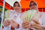 Petugas Bank Jatim memperlihatkan pecahan uang Riyal Saudi di stan layanan penukaran uang, Pendopo Aryawiraraja, Lumajang, Jawa Timur, Rabu (7/5/2025). Menurut petugas, permintaan penukaran uang Riyal Saudi mengalami peningkatan 75 persen semenjak satu bulan terakhir menjelang pemberangkatan jemaah haji. Antara Jatim/Irfan Sumanjaya/um