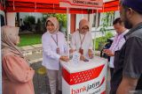 Petugas Bank Jatim menghitung pecahan uang Riyal Saudi di stan layanan penukaran uang di Pendopo Aryawiraraja, Lumajang, Jawa Timur, Rabu (7/5/2025). Menurut petugas, permintaan penukaran uang Riyal Saudi mengalami peningkatan 75 persen semenjak satu bulan terakhir menjelang pemberangkatan jemaah haji. Antara Jatim/Irfan Sumanjaya/um