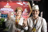 Pasangan calon Bupati dan calon Wakil Bupati Mahakam Ulu nomor urut 3 Angela Idang Belawan (kiri) dan Suhuk (kanan) berpose seusai mengikuti debat terbuka pemungutan suara ulang (PSU) pemilihan Bupati dan Wakil Bupati Mahakam Ulu di Samarinda, Kalimantan Timur, Rabu (7/5/2025). Antara Kaltim/M Risyal Hidayat