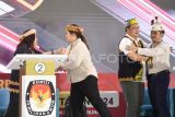 Pasangan calon Bupati dan calon Wakil Bupati Mahakam Ulu nomor urut 2 Novita Bulan (kiri) dan Artya Fathra Marthin (kedua kanan) berjabat tangan dengan pasangan calon nomor urut 3 Angela Idang Belawan (kedua kiri) dan Suhuk (kanan) seusai mengikuti debat terbuka pemungutan suara ulang (PSU) pemilihan Bupati dan Wakil Bupati Mahakam Ulu di Samarinda, Kalimantan Timur, Rabu (7/5/2025). Debat terbuka PSU yang diadakan oleh KPU Kabupaten Mahakam Ulu pascaputusan Mahkamah Konstitusi itu tidak diikuti pasangan nomor urut 1 Yohanes Avun dan Y. Juan Jenau. Antara Kaltim/M Risyal Hidayat