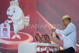 Ketua Komisi Pemilihan Umum (KPU) Mahakam Ulu Paulus Winarno Hendratmukti menyusun kertas pertanyaan saat debat terbuka pemungutan suara ulang (PSU) pemilihan Bupati dan Wakil Bupati Mahakam Ulu di Samarinda, Kalimantan Timur, Rabu (7/5/2025). Debat terbuka PSU yang diadakan oleh KPU Kabupaten Mahakam Ulu pascaputusan Mahkamah Konstitusi itu tidak diikuti pasangan nomor urut 1 Yohanes Avun dan Y. Juan Jenau. Antara Kaltim/M Risyal Hidayat