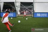 Pelajar bermain sepak bola di FIFA Arena Indonesia, Ciputat, Kota Tangerang Selatan, Banten, Selasa (6/5/2025). Lapangan sepak bola mini yang dibangun oleh FIFA tersebut disewakan untuk umum dan diharapkan dapat menjadi tempat pembinaan atlet, ajang kompetisi, sekaligus pusat interaksi masyarakat. ANTARA FOTO/Putra M. Akbar/gp