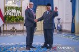 Presiden Prabowo Subianto (kanan) berjabat tangan dengan Pendiri Microsoft dan tokoh filantropi dunia Bill Gates (kiri) di ruang kredensial, Istana Merdeka, Jakarta, Senin (5/5/2025). Pertemuan antara Presiden Prabowo dan Bill Gates tersebut membahas sejumlah inisiatif pembangunan berkelanjutan, khususnya pada isu kesehatan global, nutrisi, inklusi keuangan, dan infrastruktur digital publik. ANTARA FOTO/Galih Pradipta