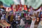 Penjual kerudung melayani calon pembeli di Pasar Kranggot, Kota Cilegon, Banten, Rabu (7/5/2025). Badan Pusat Statistik (BPS) Provinsi Banten mencatat pada bulan April 2025 secara year on year (y-on-y), Banten mengalami inflasi sebesar 1,59 persen dengan Indeks Harga Konsumen (IHK) sebesar 108,29 yang disebabkan adanya kenaikan harga pada 10 kelompok pengeluaran, salah satunya pakaian dan alas kaki sebesar 1,03 persen. ANTARA FOTO/Angga Budhiyanto/gp