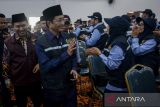 Menteri Agama Nasaruddin Umar (kedua kiri) disambut Panitia Penyelenggara Ibadah Haji (PPIH) saat pelepasan keberangkatan di Asrama Haji Cipondoh, KotaTangerang, Banten, Rabu (7/5/2025). Sebanyak 535 PPIH Arab Saudi untuk daerah kerja Mekkah dilepas usai mengikuti bimbingan teknis pada 4-6 Mei 2025. ANTARA FOTO/Putra M. Akbar/gp