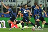 Pemain Inter Milan Davide Frattesi (kiri) bersama rekannya merayakan gol ke gawang Barcelona pada pertandingan leg kedua semifinal Liga Champions UEFA antara Inter Milan dan Barcelona di Milan, Italia, Rabu (7/5/2025). Tuan rumah Inter Milan berhasil tekuk tamunya Barcelona dengan skor 4-3. ANTARA FOTO/Xinhua/Alberto Lingria/Spt.