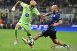 Pemain Inter Milan Federico Dimarco (kanan) berebut bola dengan pemain Barcelona Lamine Yamal (kiri) pada pertandingan leg kedua semifinal Liga Champions UEFA antara Inter Milan dan Barcelona di Milan, Italia, Rabu (7/5/2025). Tuan rumah Inter Milan berhasil tekuk tamunya Barcelona dengan skor 4-3. ANTARA FOTO/Xinhua/Alberto Lingria/Spt.