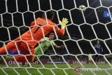 Penjaga gawang Inter Milan Yan Sommer (kiri) berupaya menyelamatkan gawang dari bola sundulan pemain Barcelona Dani Olmo (kanan) pada pertandingan leg kedua semifinal Liga Champions UEFA antara Inter Milan dan Barcelona di Milan, Italia, Rabu (7/5/2025). Tuan rumah Inter Milan berhasil tekuk tamunya Barcelona dengan skor 4-3. ANTARA FOTO/Xinhua/Alberto Lingria/Spt.