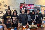 Penyanyi Nicky Astria dan Ikang Fawzi bergabung di konser God Bless