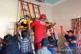 Tragis! Teknisi AC di Palangka Raya tewas tersetrum listrik di atas plafon