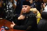 Anggota DPR fraksi Gerindra Ahmad Dhani mengikuti sidang etik di Mahkamah Kehormatan Dewan DPR, Kompleks Parlemen, Senayan, Jakarta, Rabu (7/5/2025). Mahkamah Kehormatan Dewan DPR menjatuhkan sanksi ringan kepada Ahmad Dhani karena terbukti melanggar etik sebagai anggota DPR dalam kasus dugaan penghinaan marga Pono. ANTARA FOTO/Rivan Awal Lingga/tom.