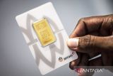 Emas Antam anjlok Rp23.000 ke angka Rp1,905 juta per gram pada Senin
