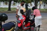 Polisi Syariah Islam atau Wilayatul Hisbah (WH) menghentikan seorang pengendara sepeda motor  operasi gabungan palanggaran Syariat Islam di lintas jalan nasional, desa Darul Imarah, kabupaten, Aceh  Besar, Aceh, Rabu (7/5/2025). Razia penegakan peraturan daerah (qanun) nomor 11 tahun 2022 tentang Syariat Islam melibatkan petugas Wilayatul Hisbah dan Polisi Militer Daerah (Pomdam) Iskandar Muda  itu menjaring sejumlah wanita mengenakan celana ketat dan pria bercelana pendek  pelanggar Syariat Islam. ANTARA FOTO/Ampelsa.