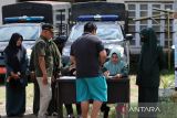 Polisi Syariah Islam atau Wilayatul Hisbah (WH) mendata seorang warga yang terjaring  pelanggaran Syariat Islam di lintas jalan nasional, desa Darul Imarah, kabupaten, Aceh  Besar, Aceh, Rabu (7/5/2025). Razia penegakan peraturan daerah (qanun) nomor 11 tahun 2022 tentang Syariat Islam melibatkan petugas Wilayatul Hisbah dan Polisi Militer Daerah (Pomdam) Iskandar Muda  itu menjaring sejumlah wanita mengenakan celana ketat dan pria bercelana pendek  pelanggar Syariat Islam. ANTARA FOTO/Ampelsa.
