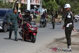 Polisi Syariah Islam atau Wilayatul Hisbah (WH) menghentikan seorang pengendara sepeda motor  saat operasi gabungan palanggaran Syariat Islam di lintas jalan nasional, desa Darul Imarah, kabupaten, Aceh  Besar, Aceh, Rabu (7/5/2025). Razia penegakan peraturan daerah (qanun) nomor 11 tahun 2022 tentang Syariat Islam melibatkan petugas Wilayatul Hisbah dan Polisi Militer Daerah (Pomdam) Iskandar Muda  itu menjaring sejumlah wanita mengenakan celana ketat dan pria bercelana pendek  pelanggar Syariat Islam. ANTARA FOTO/Ampelsa.