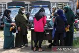 Polisi Syariah Islam atau Wilayatul Hisbah (WH) mendata seorang warga yang terjaring  pelanggaran Syariat Islam di lintas jalan nasional, desa Darul Imarah, kabupaten, Aceh  Besar, Aceh, Rabu (7/5/2025). Razia penegakan peraturan daerah (qanun) nomor 11 tahun 2022 tentang Syariat Islam melibatkan petugas Wilayatul Hisbah dan Polisi Militer Daerah (Pomdam) Iskandar Muda  itu menjaring sejumlah wanita mengenakan celana ketat dan pria bercelana pendek  pelanggar Syariat Islam. ANTARA FOTO/Ampelsa.