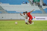 Pesepak bola Arema FC Arkhan Fikri (kiri) berebut bola dengan pemain Arema All Star Yericho Cristiantoko (kanan) dalam pertandingan persahabatan bertajuk Charity Match antara Arema FC melawan Arema All Stars di Stadion Kanjuruhan, Kabupaten Malang, Jawa Timur, Kamis (7/5/2025). Pertandingan dengan skor akhir 7-0 oleh Arema FC tersebut menjadi simulasi persiapan teknis dan operasional stadion yang telah diperbarui infrastrukturnya dan hasil penjualan tiket nantinya akan disumbangkan kepada keluarga korban Tragedi Kanjuruhan. Antara Jatim/Irfan Sumanjaya/um