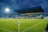 Suasana pertandingan persahabatan bertajuk Charity Match antara Arema FC melawan Arema All Stars di Stadion Kanjuruhan, Kabupaten Malang, Jawa Timur, Kamis (7/5/2025). Pertandingan dengan skor akhir 7-0 oleh Arema FC tersebut menjadi simulasi persiapan teknis dan operasional stadion yang telah diperbarui infrastrukturnya dan hasil penjualan tiket nantinya akan disumbangkan kepada keluarga korban Tragedi Kanjuruhan. Antara Jatim/Irfan Sumanjaya/um