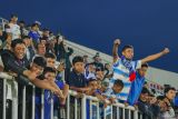 Sejumlah supporter menyaksikan pertandingan persahabatan bertajuk Charity Match antara Arema FC melawan Arema All Stars di Stadion Kanjuruhan, Kabupaten Malang, Jawa Timur, Kamis (7/5/2025). Pertandingan dengan skor akhir 7-0 oleh Arema FC tersebut menjadi simulasi persiapan teknis dan operasional stadion yang telah diperbarui infrastrukturnya dan hasil penjualan tiket nantinya akan disumbangkan kepada keluarga korban Tragedi Kanjuruhan. Antara Jatim/Irfan Sumanjaya/um