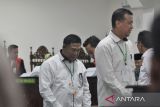 Dalam sidang lanjutan tersebut Jaksa Penuntut Umum (JPU) Komisi Pemberantasan Korupsi (KPK) menghadirkan tujuh orang saksi yaitu Kadispora Provinsi Bengkulu Ika Joni Ikhwan, Kepala Dinas Perpustakaan dan Kearsipan Provinsi Bengkulu Meri Sasdi, Kepala BPKAD Provinsi Bengkulu Haryadi, Asisten III Setda Provinsi Bengkulu Nandar Munadi, Kepala Dinas Koperasi dan UMKM Provinsi Bengkulu Karmawanto serta Staf ahli Gubernur Bengkulu Sisardi dan Zahirman Aidi. ANTARA FOTO/Muhammad Izfaldi