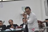 Dalam sidang lanjutan tersebut Jaksa Penuntut Umum (JPU) Komisi Pemberantasan Korupsi (KPK) menghadirkan tujuh orang saksi yaitu Kadispora Provinsi Bengkulu Ika Joni Ikhwan, Kepala Dinas Perpustakaan dan Kearsipan Provinsi Bengkulu Meri Sasdi, Kepala BPKAD Provinsi Bengkulu Haryadi, Asisten III Setda Provinsi Bengkulu Nandar Munadi, Kepala Dinas Koperasi dan UMKM Provinsi Bengkulu Karmawanto serta Staf ahli Gubernur Bengkulu Sisardi dan Zahirman Aidi. ANTARA FOTO/Muhammad Izfaldi