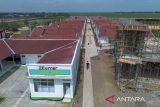 Foto udara pembangunan rumah bantuan Kemensos di Kampung Nelayan Sejahtera di Desa Eretan Kulon, Kandanghaur, Indramayu, Jawa Barat, Rabu (7/5/2025). Kementerian Sosial membangun 93 unit rumah tipe 36 untuk warga penerima manfaat yang terkena dampak banjir rob dan merupakan kolaborasi antara Kemensos, Baznas, PT Unitras Pertama, dan Pemkab Indramayu. ANTARA FOTO/Dedhez Anggara/agr