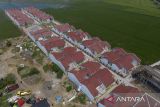 Foto udara pembangunan rumah bantuan Kemensos di Kampung Nelayan Sejahtera di desa Eretan Kulon, Kandanghaur, Indramayu, Jawa Barat, Rabu (7/5/2025). Kementerian Sosial membangun 93 unit rumah tipe 36 untuk warga penerima manfaat yang terkena dampak banjir rob dan merupakan kolaborasi antara Kemensos, Baznas, PT Unitras Pertama, dan Pemkab Indramayu. ANTARA FOTO/Dedhez Anggara/agr