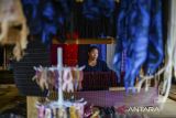 Wanita Suku Badui menenun kain di Desa Kanekes, Lebak, Banten, Rabu (7/5/2025). Pemasaran kain tenun khas Suku Badui tersebut kini telah menembus pasar internasional seperti Cina dengan perputaran uang dapat mencapai hingga Rp700 juta per bulan atau sebanyak 2.500 unit potong kain per per bulannya. ANTARA FOTO/Muhammad Bagus Khoirunas/gp