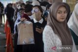 Pencari kerja antre saat bursa kerja Naker Fest 2025 di Kantor Dinas Tenaga Kerja Kabupaten Tangerang, Balaraja, Kabupaten Tangerang, Banten, Kamis (8/5/2025). Badan Pusat Statistik mencatat per Februari 2025 angka pengangguran di Provinsi Banten sebanyak 412.710 orang atau turun 11.980 orang dibanding periode yang sama pada tahun sebelumnya. ANTARA FOTO/Putra M. Akbar/gp