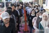 Pencari kerja antre saat bursa kerja Naker Fest 2025 di Kantor Dinas Tenaga Kerja Kabupaten Tangerang, Balaraja, Kabupaten Tangerang, Banten, Kamis (8/5/2025). Badan Pusat Statistik mencatat per Februari 2025 angka pengangguran di Provinsi Banten sebanyak 412.710 orang atau turun 11.980 orang dibanding periode yang sama pada tahun sebelumnya. ANTARA FOTO/Putra M. Akbar/gp