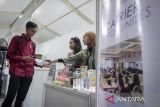Pencari kerja mencari informasi lowongan pekerjaan saat bursa kerja Naker Fest 2025 di Kantor Dinas Tenaga Kerja Kabupaten Tangerang, Balaraja, Kabupaten Tangerang, Banten, Kamis (8/5/2025). Badan Pusat Statistik mencatat per Februari 2025 angka pengangguran di Provinsi Banten sebanyak 412.710 orang atau turun 11.980 orang dibanding periode yang sama pada tahun sebelumnya. ANTARA FOTO/Putra M. Akbar/gp