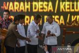 Menko Bidang Pangan Zulkifli Hasan (kanan) berbincang dengan Menteri Kelautan dan Perikanan Sakti Wahyu Trenggono (kedua kanan), dan Menteri Desa dan Pembangunan Daerah Tertinggal (Mendes PDT) Yandri Susanto (ketiga kanan) di Desa Kertasana, Pandeglang, Banten, Kamis (8/5/2025). Peluncuran pembentukan koperasi Desa/Kelurahan yang dapat memberikan akses pinjaman hingga Rp5 miliar untuk desa dan kelurahan tersebut sebagai upaya pemerintah dalam meningkatkan ekonomi masyarakat dengan mengembangkan usahanya di pedesaan khususnya untuk sektor pangan, perikanan, pertanian, dan UMKM. ANTARA FOTO/Muhammad Bagus Khoirunas/gp