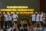 Menko Bidang Pangan Zulkifli Hasan (keempat kiri), Menteri Kelautan dan Perikanan Sakti Wahyu Trenggono (ketiga kiri), Menteri Desa dan Pembangunan Daerah Tertinggal (Mendes PDT) Yandri Susanto (kedua kiri), Wakil Menteri Perdagangan Dyah Roro Esti Widya Putri (kedua kanan), Wakil Menteri Desa dan Pembangunan Daerah Tertinggal Ahmad Riza Patria (ketiga kanan), Gubernur Banten Andra Soni (keempat kanan), dan Bupati Pandeglang Raden Dewi Setiani (kanan) meresmikan peluncuran Koperasi Desa/Kelurahan Merah Putih di Desa Kertasana, Pandeglang, Banten, Kamis (8/5/2025). Peluncuran pembentukan koperasi Desa/Kelurahan yang dapat memberikan akses pinjaman hingga Rp5 miliar untuk desa dan kelurahan tersebut sebagai upaya pemerintah dalam meningkatkan ekonomi masyarakat dengan mengembangkan usahanya di pedesaan khususnya untuk sektor pangan, perikanan, pertanian, dan UMKM. ANTARA FOTO/Muhammad Bagus Khoirunas/gp