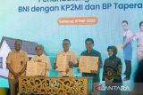 Dirjen Perumahan Perdesaan Kementerian Perumahan dan Kawasan Permukiman Imran (kiri) bersama Direktur Consumer Banking BNI Corina Leyla Karnalies (kedua kiri), Menteri Perlindungan Pekerja Migran Indonesia Abdul Kadir Karding (tengah), Komisioner BP Tapera Heru Pudyo Nugroho (kedua kanan) dan Kepala Badan Pusat Statistik (BPS) Amalia Adininggar Widyasanti menunjukkan dokumen kerja sama pembiayaan rumah subsidi di Pegaden, Subang, Jawa Barat, Kamis (8/5/2025). Menteri Perlindungan Pekerja Migran Indonesia Abdul Kadir Karding (tengah) menyerahkan kunci rumah secara simbolis kepada perwakilan keluarga pekerja migran disaksikan Dirjen Perumahan Perdesaan Kementerian Perumahan dan Kawasan Permukiman Imran (kiri) dan Kepala Badan Pusat Statistik (BPS) Amalia Adininggar Widyasanti (kedua kiri) usai penandatanganan kerja sama pembiayaan rumah subsidi di Pegaden, Subang, Jawa Barat, Kamis (8/5/2025). PT Bank Negara Indonesia (Persero) Tbk bekerja sama dengan Kementerian Perumahan dan Kawasan Permukiman (PKP) serta Kementerian Perlindungan Pekerja Migran Indonesia (KP2MI) untuk memberikan solusi pembiayaan rumah bersubsidi bagi 20.000 Pekerja Migran Indonesia (PMI). ANTARA FOTO/Dedhez Anggara/agr